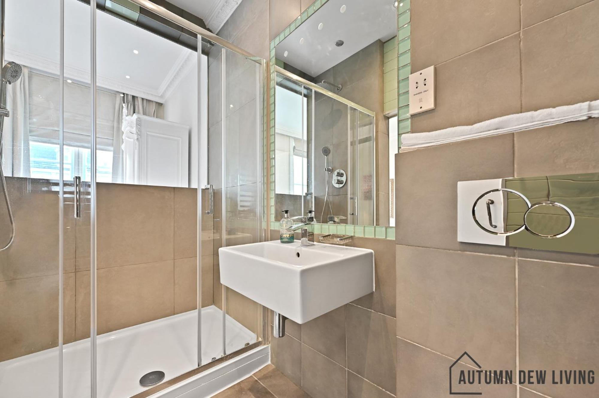 Appartamento Beautiful 2 King Size Beds 2 Bath- Sleeps 5 In Earls Court Londra Esterno foto